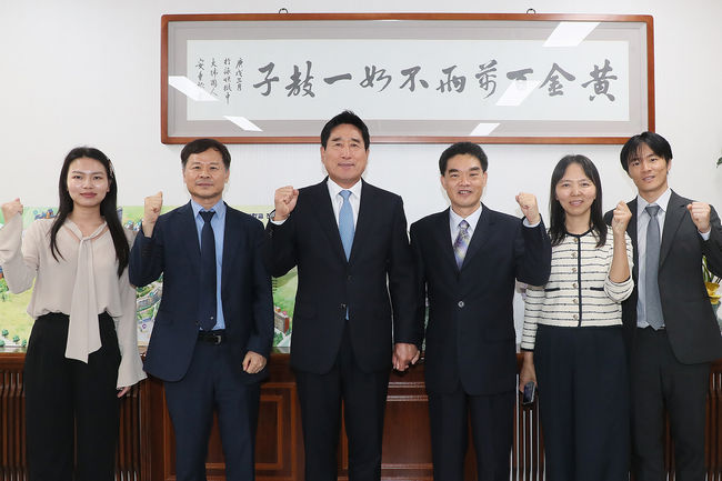 박노준 우석대 총장과 꾸징치(顧景奇) 주광주중국총영사가 한중 간 친선 강화와 교류 활성화를 위한 가교역할을 성실히 수행하기로 다짐했다. / 우석대