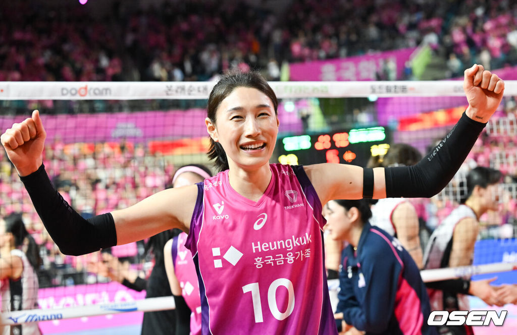 흥국생명 핑크스파이더스가 통산 5번째 챔피언결정전 우승을 차지했다. 김연경(37)은 현역 마지막 시즌을 통합우승으로 화려하게 장식했다. 흥국생명은 8일 인천 삼산월드체육관에서 열린 ‘도드람 2024-2025 V-리그’ 챔피언결정전 5차전 정관장 레드스파크스와의 경기에서 세트스코어 3-2(26-24, 26-24, 24-26, 23-25, 15-13) 승리를 거뒀다. 시리즈 전적 3승 2패로 마침내 5번째 우승에 성공했다.우승 확정 지은 흥국생명 김연경이 두팔 벌려 환호하고 있다 2025.04.08 / soul1014@osen.co.kr
