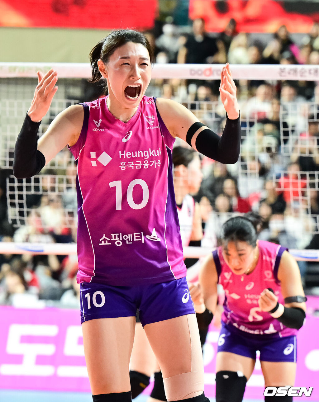 2일 인천 삼산월드체육관에서 프로배구 도드람 2024-2025 V리그 여자부 챔피언결정 2차전 흥국생명과 정관장의 경기가 진행됐다.1차전은 정규리그 1위를 차지한 흥국생명이 승리하며 통합우승을 향해 전진했다.경기종료후 흥국생명 김연경이 기뻐하고 있다. 2025.04.02 / soul1014@osen.co.kr