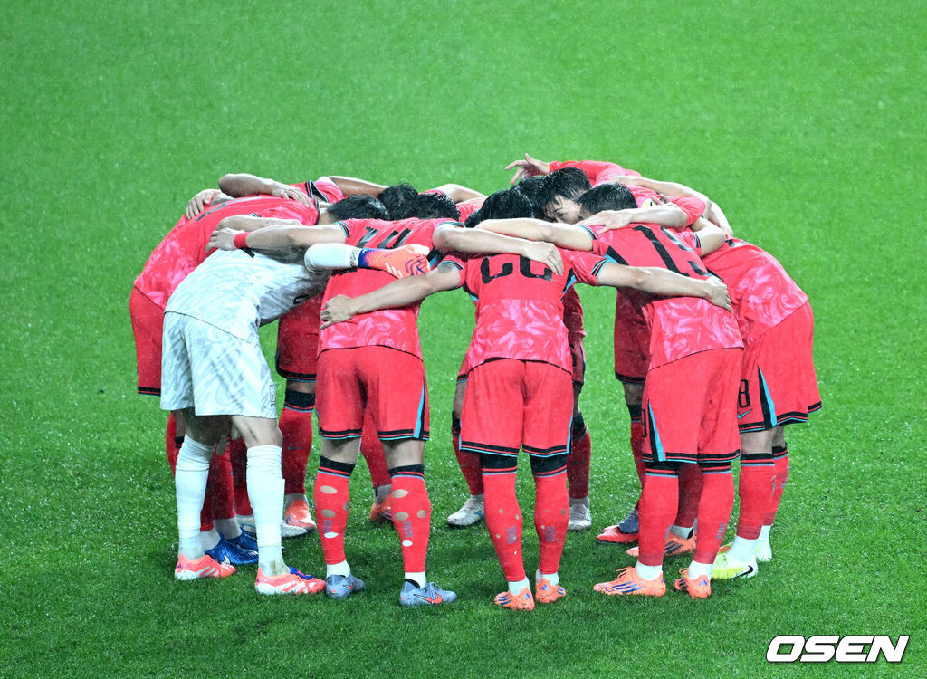 홍명보 감독이 이끄는 대한민국 남자 축구 국가대표팀은 10일 서울월드컵경기장에서 '세계 최강' 브라질을 상대로 A매치 평가전을 치러 이스테방(첼시)과 호드리구(레알 마드리드)에게 나란히 2골을 허용하면서 0-5로 대패했다.한국은 1999년 이후 26년 만에 브라질전 승리를 노렸지만 아무런 저항도 하지 못하면서 무산됐다.경기에 앞서 한국 선수들이 파이팅을 외치고 있다. 2025.10.10 /sunday@osen.co.kr