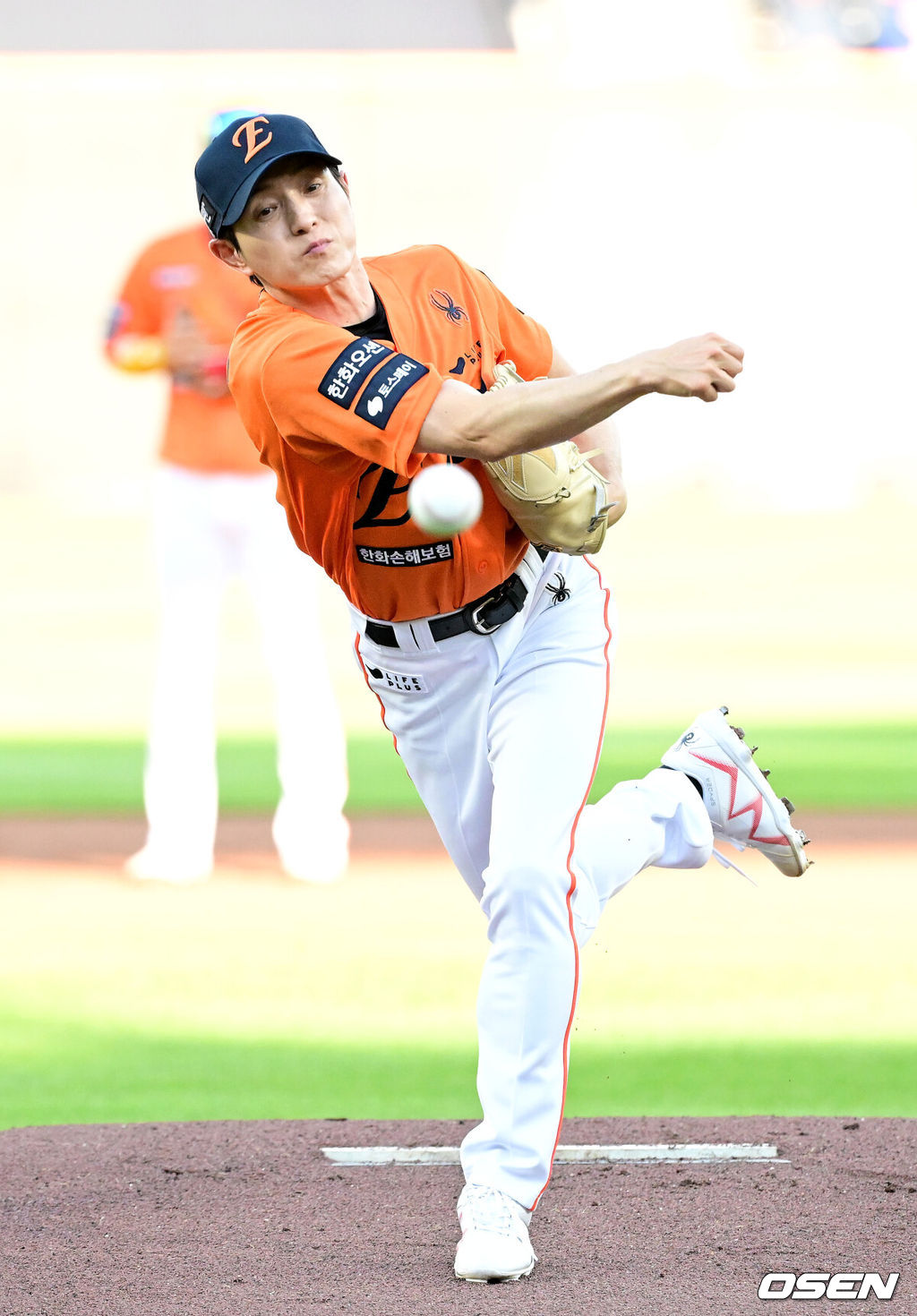 26일 대전 한화생명볼파크에서 ‘2025 신한 SOL Bank KBO리그’ 한화 이글스와 SSG 랜더스의 경기가 열렸다.홈팀 한화는 류현진, 방문팀 SSG는 김광현을 선발로 내세웠다.배우 정성일이 시구자로 나서 공을 던지고 있다. 2025.07.26 / dreamer@osen.co.kr