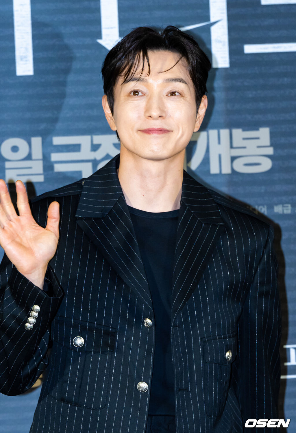 12일 오전 서울 용산아이파크몰 내 용산 CGV에서 영화 '살인자 리포트'(감독 조영준) 제작보고회가 진행됐다.‘살인자 리포트’는 특종에 목마른 베테랑 기자 선주(조여정 분)에게 정신과 의사 영훈(정성일 분)이 연쇄살인을 고백하는 인터뷰를 요청하면서 벌어지는 이야기를 다룬 작품으로, 조여정과 정성일 두 베테랑 배우의 숨 막힐 정도로 치열한 연기 대결을 예고하며 기대감을 모으고 있다. 배우 정성일이 포즈를 취하고 있다. 2025.08.12 / soul1014@osen.co.kr