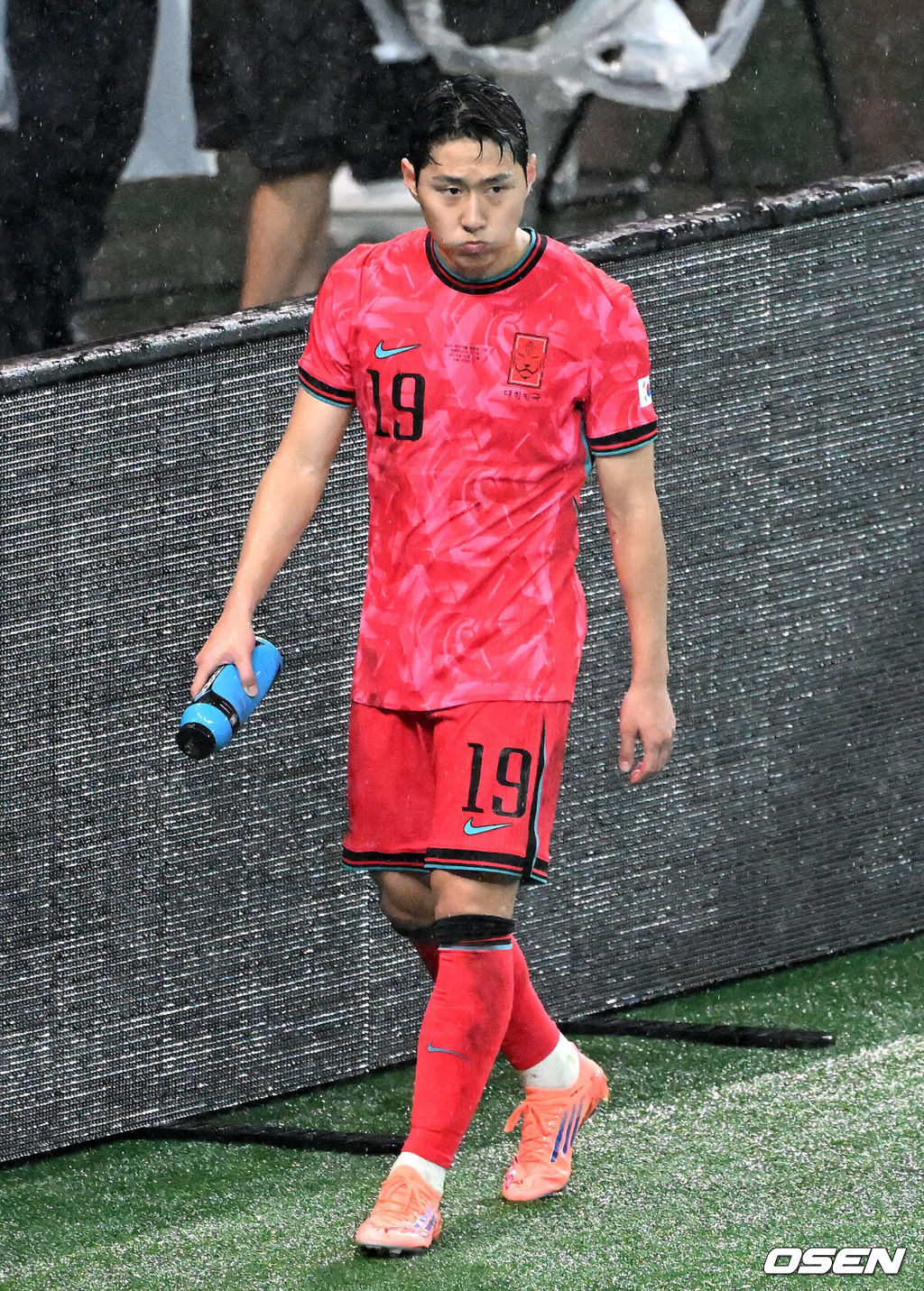 홍명보 감독이 이끄는 대한민국 남자 축구 국가대표팀은 10일 서울월드컵경기장에서 '세계 최강' 브라질을 상대로 A매치 평가전을 치러 이스테방(첼시)과 호드리구(레알 마드리드)에게 나란히 2골을 허용하면서 0-5로 대패했다.한국은 1999년 이후 26년 만에 브라질전 승리를 노렸지만 아무런 저항도 하지 못하면서 무산됐다.후반 한국 이강인이 교체되며 벤치로 가고 있다. 2025.10.10 /sunday@osen.co.kr