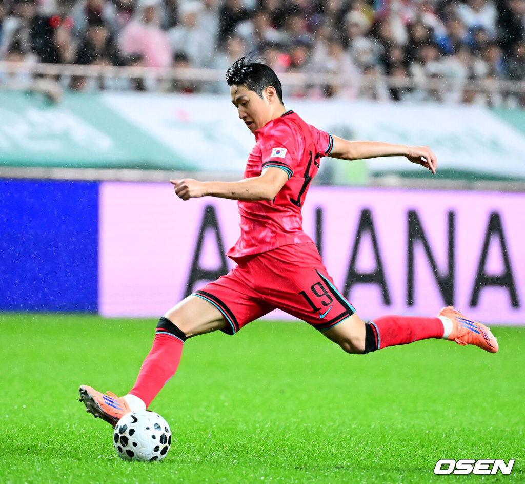 세계의 벽은 높았다. 결과는 0-5 대패였다.홍명보 감독이 이끄는 대한민국 남자 축구 국가대표팀은 10일 서울월드컵경기장에서 '세계 최강' 브라질을 상대로 A매치 평가전을 치러 이스테방(첼시)과 호드리구(레알 마드리드)에게 나란히 2골을 허용하면서 0-5로 대패했다.후반 한국 이강인이 패스를 하고 있다. 2025.10.10 /jpnews@osen.co.kr