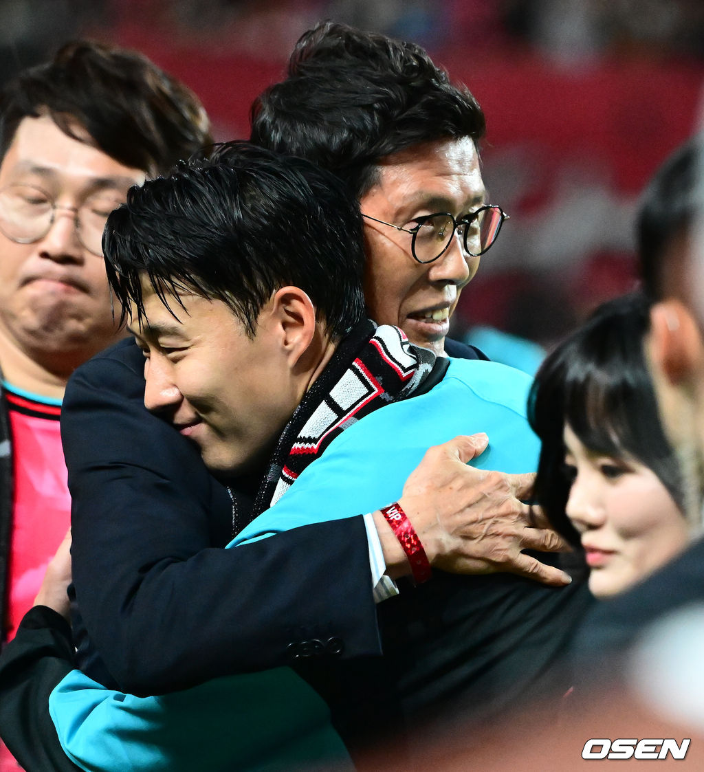 홍명보 감독이 이끄는 대한민국 대표팀과 파라과이의 A매치 평가전이 14일 오후 서울월드컵경기장에서 열렸다.'남미 강호' 파라과이는 지난 10일 일본 원정에서 2-2 무승부를 거두고 온 팀이다. 이번 경기는 홍명보호의 2026 북중미 월드컵 포트 배정을 두고도 중요한 일전이다. 현재 한국은 오스트리아, 호주, 에콰도르와 치열한 포트 2 막차 경쟁을 벌이고 있다.브라질전 출전으로 한국 축구 A매치 최다 출전(137경기) 금자탑을 쌓은 손흥민이 이번에도 선발로 나서며 138경기로 기록을 늘렸다. 차범근 전 감독이 경기장을 찾아 손흥민에게 기념 유니폼을 직접 전달하고 있다. 2025.10.14. /jpnews@osen.co.kr