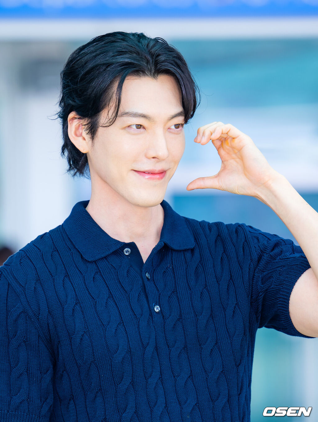 18일 오후 배우 김우빈이 해외일정 참석 차 인천국제공항을 통해 출국했다. 배우 김우빈은 이날 해외 패션쇼 일정 참석 차 이탈리아 밀라노로 출국했다.배우 김우빈이 출국길에 포즈를 취하고 있다. 2025.06.18 / rumi@osen.co.kr