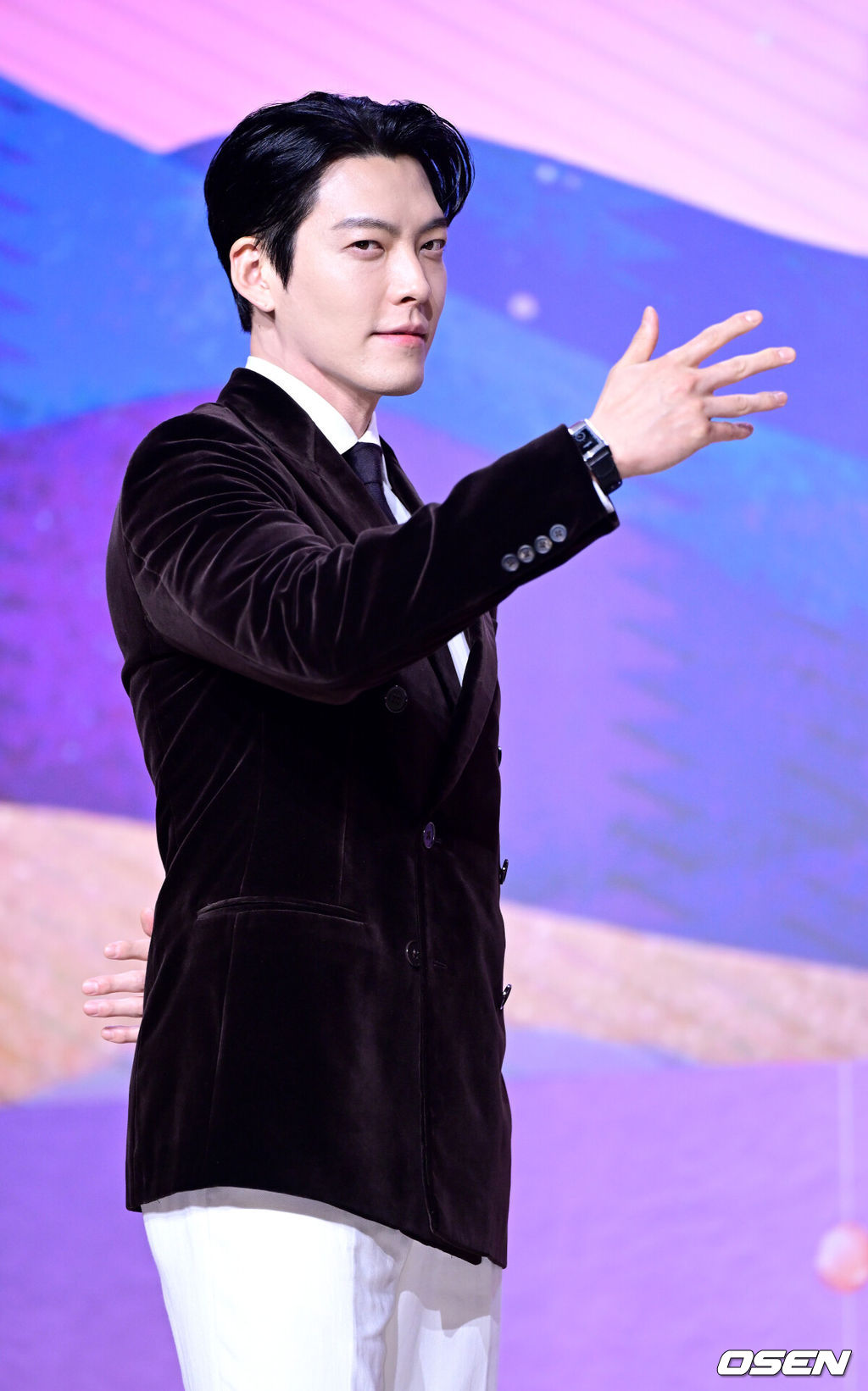 29일 오후 서울 역삼동 조선 팰리스 서울 강남에서 넷플릭스 시리즈 '다 이루어질지니' 제작발표회가 열렸다.'다 이루어질지니' 는 천여 년 만에 깨어난 경력 단절 램프의 정령 지니(김우빈 분)가 감정 결여 인간 가영(수지 분)을 만나 세 가지 소원을 두고 벌이는 스트레스 제로, 판타지 로맨틱 코미디다.배우 김우빈이 포토타임을 하고 있다. 2025.09.29 / dreamer@osen.co.kr