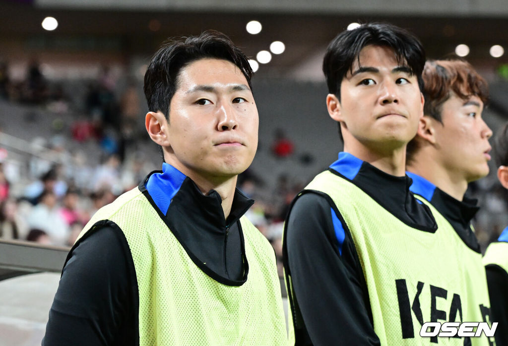 홍명보 감독이 이끄는 대한민국 대표팀과 파라과이의 A매치 평가전이 14일 오후 서울월드컵경기장에서 열렸다.'남미 강호' 파라과이는 지난 10일 일본 원정에서 2-2 무승부를 거두고 온 팀이다. 이번 경기는 홍명보호의 2026 북중미 월드컵 포트 배정을 두고도 중요한 일전이다. 현재 한국은 오스트리아, 호주, 에콰도르와 치열한 포트 2 막차 경쟁을 벌이고 있다.경기 전 데한민국 이강인이 그라운드를 바라보고 있다. 2025.10.14 /cej@osen.co.kr