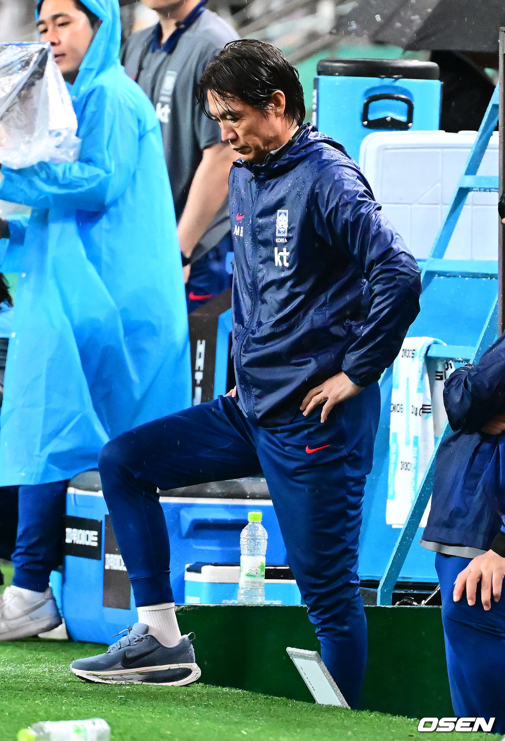 세계의 벽은 높았다. 결과는 0-5 대패였다.홍명보 감독이 이끄는 대한민국 남자 축구 국가대표팀은 10일 서울월드컵경기장에서 '세계 최강' 브라질을 상대로 A매치 평가전을 치러 이스테방(첼시)과 호드리구(레알 마드리드)에게 나란히 2골을 허용하면서 0-5로 대패했다.후반 한국 홍명보 감독이 생각에 잠겨 있다. 2025.10.10 /jpnews@osen.co.kr