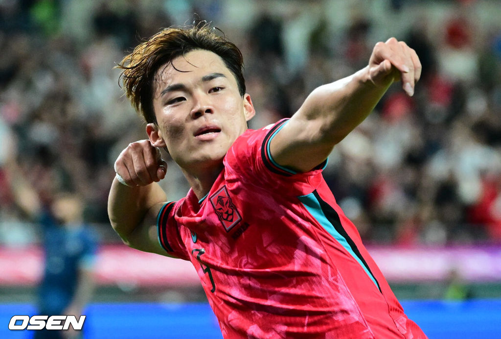 홍명보 감독이 이끄는 대한민국 대표팀과 파라과이의 A매치 평가전이 14일 오후 서울월드컵경기장에서 열렸다.'남미 강호' 파라과이는 지난 10일 일본 원정에서 2-2 무승부를 거두고 온 팀이다. 이번 경기는 홍명보호의 2026 북중미 월드컵 포트 배정을 두고도 중요한 일전이다. 현재 한국은 오스트리아, 호주, 에콰도르와 치열한 포트 2 막차 경쟁을 벌이고 있다.대한민국의 두 번째 골을 넣은 오현규가 세리머니를 하고 있다. 2025.10.14 /cej@osen.co.kr