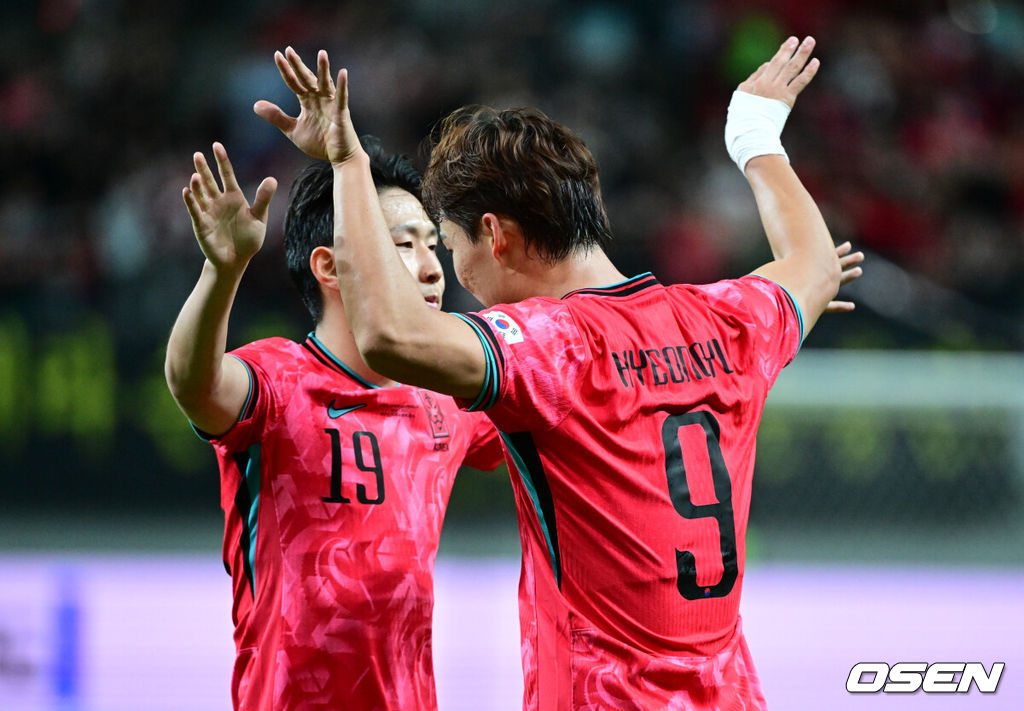 홍명보 감독이 이끄는 대한민국 대표팀과 파라과이의 A매치 평가전이 14일 오후 서울월드컵경기장에서 열렸다.'남미 강호' 파라과이는 지난 10일 일본 원정에서 2-2 무승부를 거두고 온 팀이다. 이번 경기는 홍명보호의 2026 북중미 월드컵 포트 배정을 두고도 중요한 일전이다. 현재 한국은 오스트리아, 호주, 에콰도르와 치열한 포트 2 막차 경쟁을 벌이고 있다.대한민국의 두 번째 골을 넣은 오현규가 어시스트를 한 이강인과 기뻐하고 있다. 2025.10.14 /cej@osen.co.kr