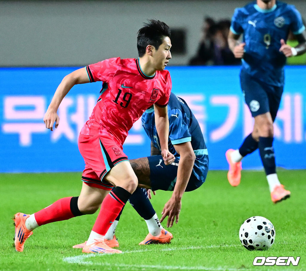 홍명보 감독이 이끄는 대한민국 대표팀과 파라과이의 A매치 평가전이 14일 오후 서울월드컵경기장에서 열렸다.'남미 강호' 파라과이는 지난 10일 일본 원정에서 2-2 무승부를 거두고 온 팀이다. 이번 경기는 홍명보호의 2026 북중미 월드컵 포트 배정을 두고도 중요한 일전이다. 현재 한국은 오스트리아, 호주, 에콰도르와 치열한 포트 2 막차 경쟁을 벌이고 있다.후반 한국 이강인이 드리블을 하고 있다. 2025.10.14. /jpnews@osen.co.kr
