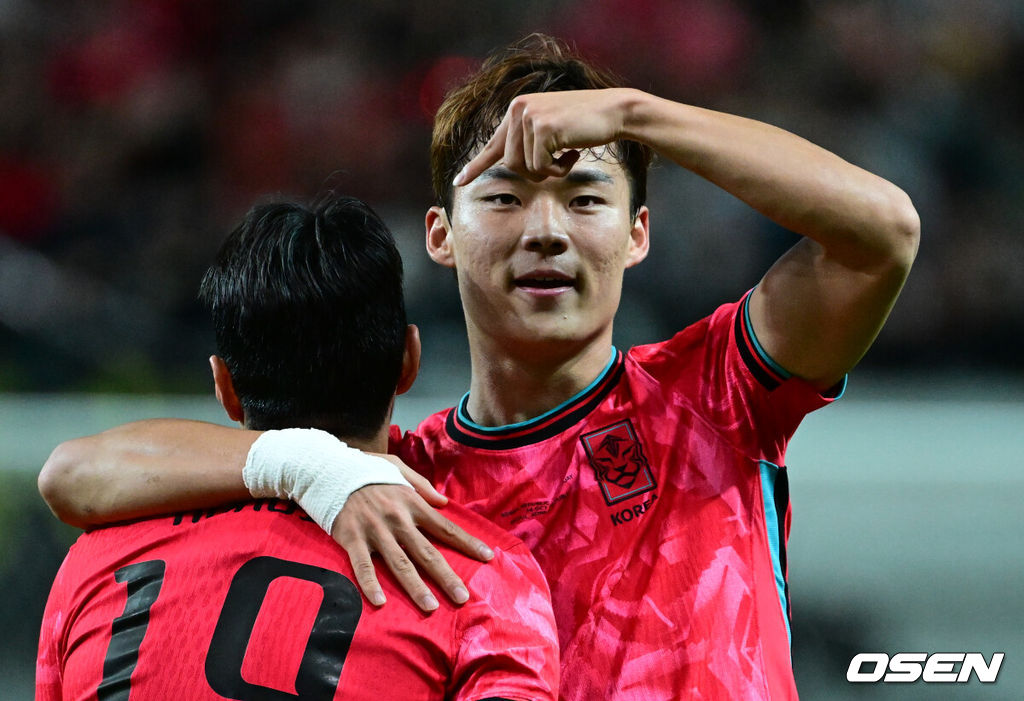 홍명보 감독이 이끄는 대한민국 대표팀과 파라과이의 A매치 평가전이 14일 오후 서울월드컵경기장에서 열렸다.'남미 강호' 파라과이는 지난 10일 일본 원정에서 2-2 무승부를 거두고 온 팀이다. 이번 경기는 홍명보호의 2026 북중미 월드컵 포트 배정을 두고도 중요한 일전이다. 현재 한국은 오스트리아, 호주, 에콰도르와 치열한 포트 2 막차 경쟁을 벌이고 있다.대한민국의 두 번째 골을 넣은 오현규가 세리머니를 하고 있다. 2025.10.14 /cej@osen.co.kr