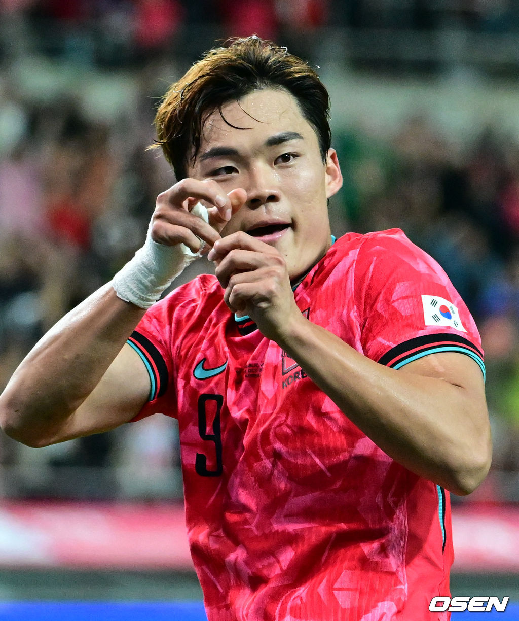 홍명보 감독이 이끄는 대한민국 대표팀과 파라과이의 A매치 평가전이 14일 오후 서울월드컵경기장에서 열렸다.'남미 강호' 파라과이는 지난 10일 일본 원정에서 2-2 무승부를 거두고 온 팀이다. 이번 경기는 홍명보호의 2026 북중미 월드컵 포트 배정을 두고도 중요한 일전이다. 현재 한국은 오스트리아, 호주, 에콰도르와 치열한 포트 2 막차 경쟁을 벌이고 있다.대한민국의 두 번째 골을 넣은 오현규가 세리머니를 하고 있다. 2025.10.14 /cej@osen.co.kr
