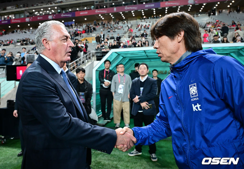 홍명보 감독이 이끄는 대한민국 대표팀과 파라과이의 A매치 평가전이 14일 오후 서울월드컵경기장에서 열렸다.'남미 강호' 파라과이는 지난 10일 일본 원정에서 2-2 무승부를 거두고 온 팀이다. 이번 경기는 홍명보호의 2026 북중미 월드컵 포트 배정을 두고도 중요한 일전이다. 현재 한국은 오스트리아, 호주, 에콰도르와 치열한 포트 2 막차 경쟁을 벌이고 있다.경기 전 파라과이 구스타보 알파로 감독과 대한민국 홍명보 감독이 인사를 나누고 있다. 2025.10.14 /cej@osen.co.kr