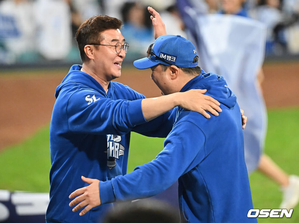 삼성 라이온즈가 14일 대구 삼성라이온즈파크에서 열린 2025 신한 SOL뱅크 KBO 준플레이오프 4차전 경기에서 SSG 랜더스를 꺾고 플레이오프에 진출했다.  삼성은 후라도의 7이닝 무실점 호투와 디아즈의 극적인 쐐기 2점 홈런을 앞세워 SSG에 5-2로 승리했다.삼성 라이온즈 박진만 감독이 플레이오프 진출을 확정 짓고 이종열 단장과 기쁨을 나누고 있다. 2025.10.14 / foto0307@osen.co.kr