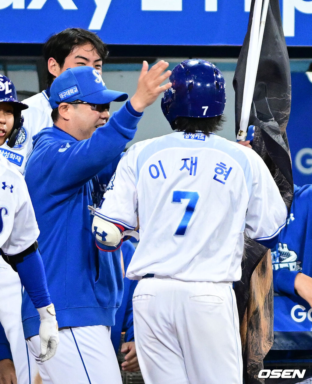 14일 대구 삼성라이온즈파크에서 ‘2025 신한 SOL뱅크 KBO리그’ 준플레이오프(5전 3선승제) 4차전 삼성 라이온즈와 SSG 랜더스의 경기가 열렸다.삼성은 아리엘 후라도, SSG는 김광현을 선발로 내세웠다.8회말 2사 주자없는 상황 삼성 이재현이 달아나는 좌월 솔로포를 날리고 홈을 밟은 뒤 박진만 감독과 인사를 나누고 있다. 2025.10.14 / dreamer@osen.co.kr