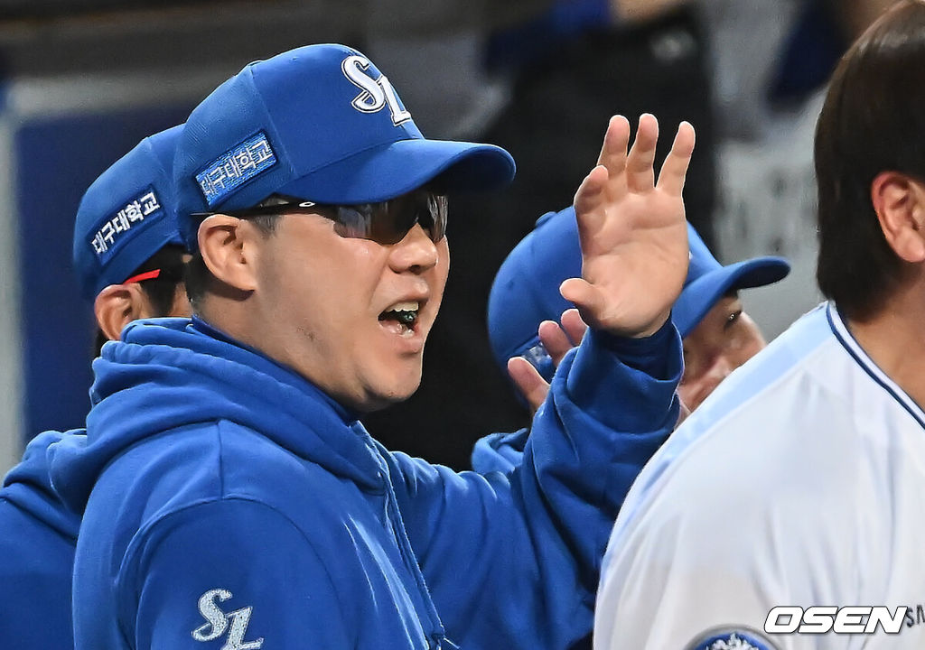 14일 대구 삼성라이온즈파크에서 2025 신한 SOL뱅크 KBO 준플레이오프 삼성 라이온즈와 SSG 랜더스의 4차전 경기가 열렸다. 홈팀 삼성은 후라도가, 방문팀 SSG는 김광현이 선발 투수로 출전했다.삼성 라이온즈 박진만 감독이 8회말 2사 1루 우월 2점 홈런을 친 디아즈와 포효하고 있다. 2025.10.14 / foto0307@osen.co.kr