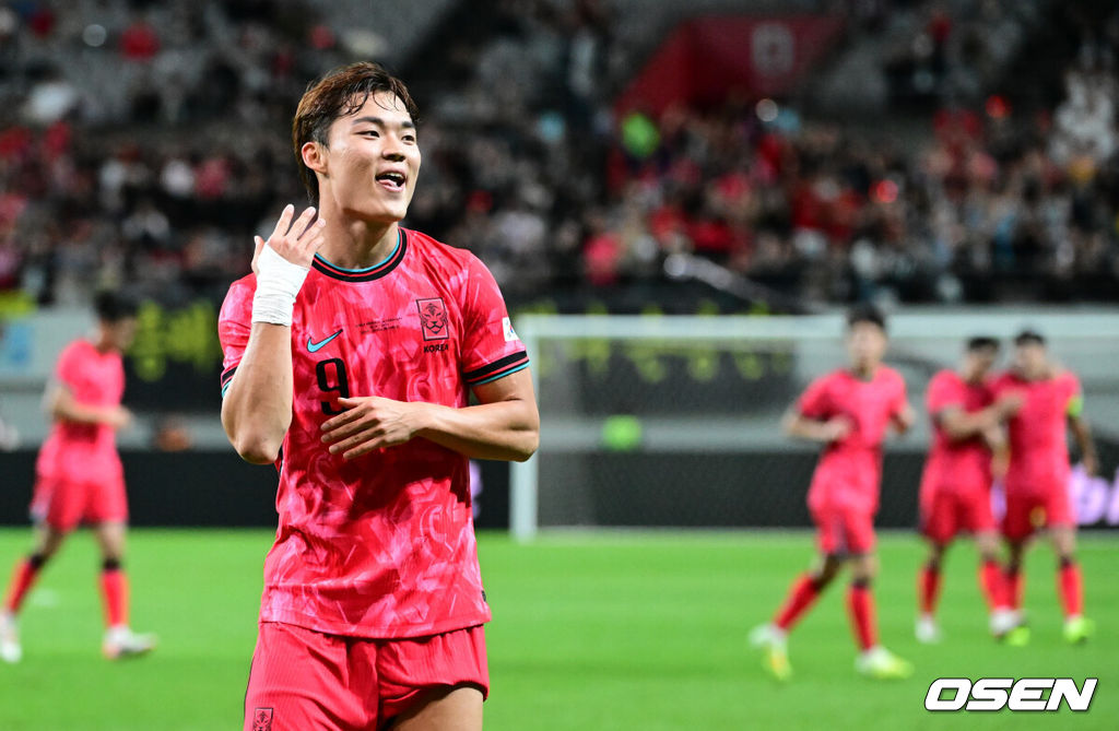 홍명보 감독이 이끄는 대한민국 대표팀과 파라과이의 A매치 평가전이 14일 오후 서울월드컵경기장에서 열렸다.'남미 강호' 파라과이는 지난 10일 일본 원정에서 2-2 무승부를 거두고 온 팀이다. 이번 경기는 홍명보호의 2026 북중미 월드컵 포트 배정을 두고도 중요한 일전이다. 현재 한국은 오스트리아, 호주, 에콰도르와 치열한 포트 2 막차 경쟁을 벌이고 있다.대한민국의 두 번째 골을 넣은 오현규가 세리머니를 하고 있다. 2025.10.14 /cej@osen.co.kr