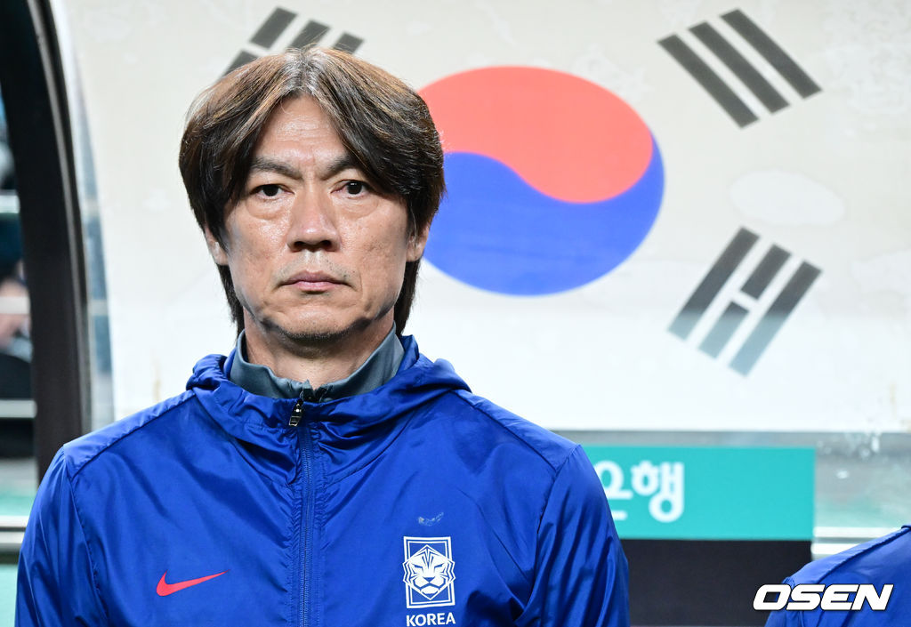 홍명보 감독이 이끄는 대한민국 대표팀과 파라과이의 A매치 평가전이 14일 오후 서울월드컵경기장에서 열렸다.'남미 강호' 파라과이는 지난 10일 일본 원정에서 2-2 무승부를 거두고 온 팀이다. 이번 경기는 홍명보호의 2026 북중미 월드컵 포트 배정을 두고도 중요한 일전이다. 현재 한국은 오스트리아, 호주, 에콰도르와 치열한 포트 2 막차 경쟁을 벌이고 있다.경기 전 대한민국 홍명보 감독이 그라운드를 바라보고 있다. 2025.10.14 /cej@osen.co.kr