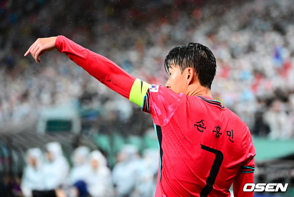 세계의 벽은 높았다. 결과는 0-5 대패였다.홍명보 감독이 이끄는 대한민국 남자 축구 국가대표팀은 10일 서울월드컵경기장에서 '세계 최강' 브라질을 상대로 A매치 평가전을 치러 이스테방(첼시)과 호드리구(레알 마드리드)에게 나란히 2골을 허용하면서 0-5로 대패했다.후반 한국 손흥민이 코너킥을 준비하고 있다. 2025.10.10 /jpnews@osen.co.kr