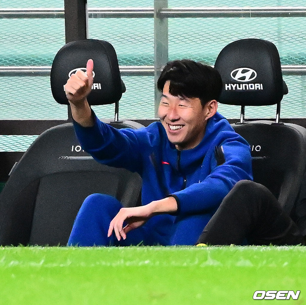 홍명보 감독이 이끄는 대한민국 대표팀과 파라과이의 A매치 평가전이 14일 오후 서울월드컵경기장에서 열렸다.'남미 강호' 파라과이는 지난 10일 일본 원정에서 2-2 무승부를 거두고 온 팀이다. 이번 경기는 홍명보호의 2026 북중미 월드컵 포트 배정을 두고도 중요한 일전이다. 현재 한국은 오스트리아, 호주, 에콰도르와 치열한 포트 2 막차 경쟁을 벌이고 있다.후반 한국 손흥민이 황인범의 중거리슛에 엄지를 치켜들고 있다. 2025.10.14. /jpnews@osen.co.kr