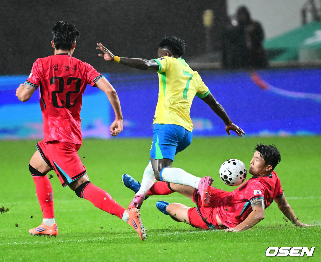 세계의 벽은 높았다. 결과는 0-5 대패였다.홍명보 감독이 이끄는 대한민국 남자 축구 국가대표팀은 10일 서울월드컵경기장에서 '세계 최강' 브라질을 상대로 A매치 평가전을 치러 이스테방(첼시)과 호드리구(레알 마드리드)에게 나란히 2골을 허용하면서 0-5로 대패했다.전반 한국 김민재가 브라질 비니시우스 주니오르를 태클로 저지하고 있다. 2025.10.10 /jpnews@osen.co.kr