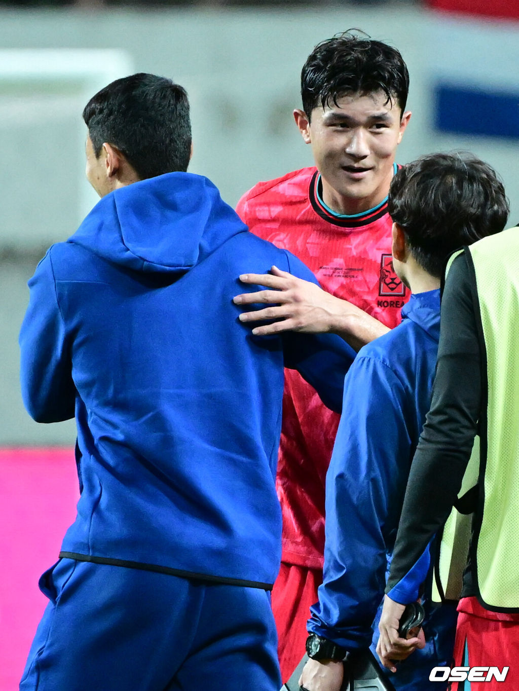 한국 축구가 안방에서 '남미 강호' 파라과이를 물리치며 사상 최초의 2026 국제축구연맹(FIFA) 북중미 월드컵 포트 2 확보에 청신호를 켰다.한국 축구대표팀은 14일 오후 8시 서울월드컵경기장에서 열린 A매치 친선 경기에서 파라과이를 2-0으로 제압했다. 지난 10일 일본 원정에서 2-2로 비기고 온 파라과이는 한국에 덜미를 잡히며 10월 아시아 투어를 1무 1패로 마감하게 됐다.대한민국 황희찬, 김민재가 승리를 기뻐하고 있다. 2025.10.14 /cej@osen.co.kr