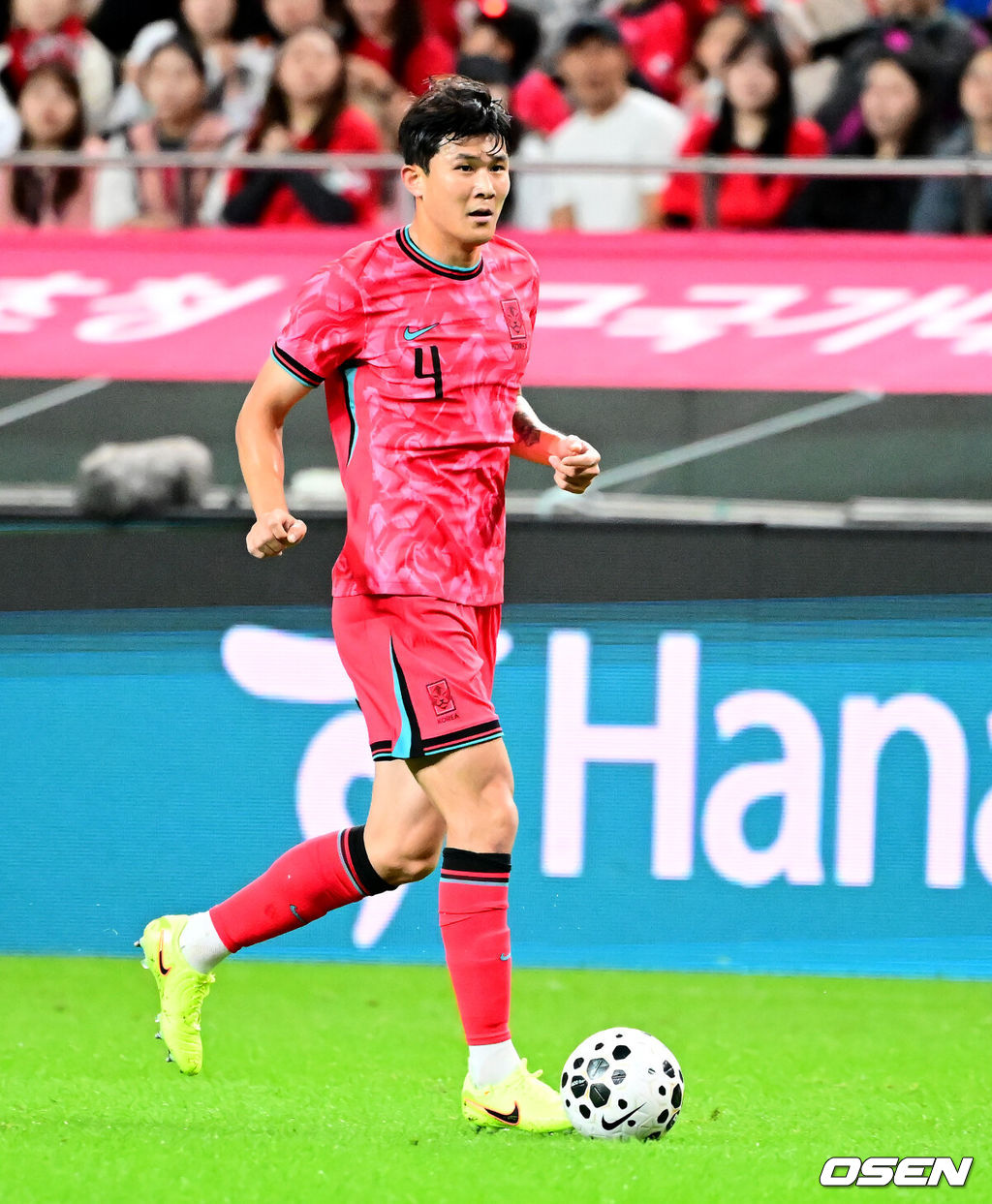 한국 축구가 안방에서 '남미 강호' 파라과이를 물리치며 사상 최초의 2026 국제축구연맹(FIFA) 북중미 월드컵 포트 2 확보에 청신호를 켰다.한국 축구대표팀은 14일 오후 8시 서울월드컵경기장에서 열린 A매치 친선 경기에서 파라과이를 2-0으로 제압했다. 지난 10일 일본 원정에서 2-2로 비기고 온 파라과이는 한국에 덜미를 잡히며 10월 아시아 투어를 1무 1패로 마감하게 됐다.전반 한국 김민재가 패스할 곳을 찾고 있다. 2025.10.14. /jpnews@osen.co.kr