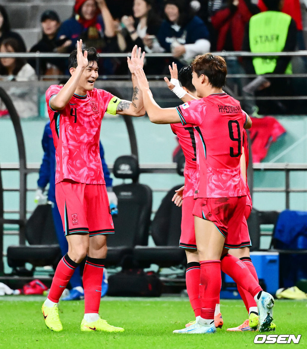 한국 축구가 안방에서 '남미 강호' 파라과이를 물리치며 사상 최초의 2026 국제축구연맹(FIFA) 북중미 월드컵 포트 2 확보에 청신호를 켰다.한국 축구대표팀은 14일 오후 8시 서울월드컵경기장에서 열린 A매치 친선 경기에서 파라과이를 2-0으로 제압했다. 지난 10일 일본 원정에서 2-2로 비기고 온 파라과이는 한국에 덜미를 잡히며 10월 아시아 투어를 1무 1패로 마감하게 됐다.후반 한국 오현규가 골을 성공시키며 김민재와 기뻐하고 있다. 2025.10.14. /jpnews@osen.co.kr