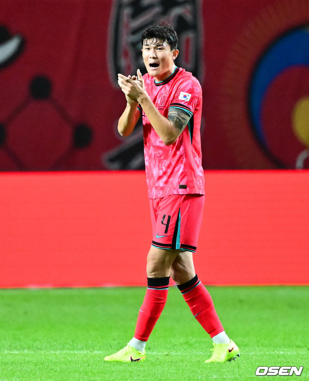 한국 축구가 안방에서 '남미 강호' 파라과이를 물리치며 사상 최초의 2026 국제축구연맹(FIFA) 북중미 월드컵 포트 2 확보에 청신호를 켰다.한국 축구대표팀은 14일 오후 8시 서울월드컵경기장에서 열린 A매치 친선 경기에서 파라과이를 2-0으로 제압했다. 지난 10일 일본 원정에서 2-2로 비기고 온 파라과이는 한국에 덜미를 잡히며 10월 아시아 투어를 1무 1패로 마감하게 됐다.전반 한국 김민재가 동료선수들을 독려하고 있다. 2025.10.14. /jpnews@osen.co.kr