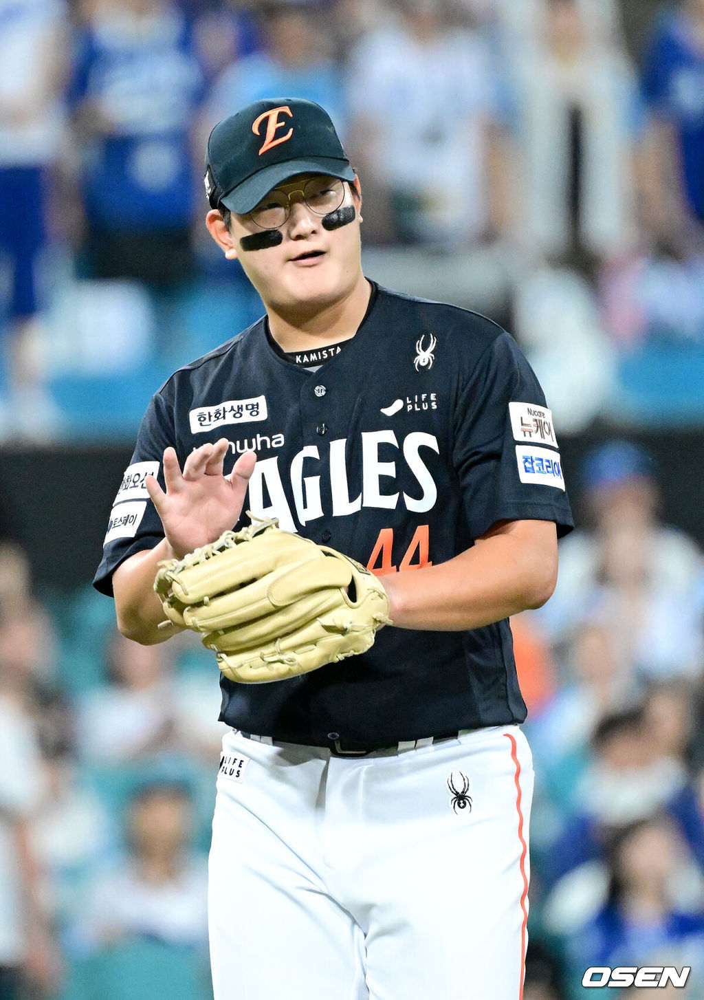 8회말 1사 1, 2루 상황 삼성 전병우를 병살타로 이끌며 실점없이 이닝을 막아낸 한화 투수 김서현이 더그아웃으로 향하며 기뻐하고 있다. 2025.09.06 / dreamer@osen.co.kr