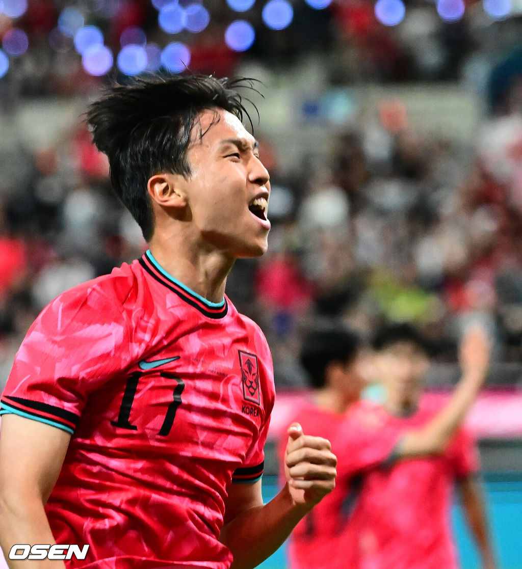 한국 축구가 안방에서 '남미 강호' 파라과이를 물리치며 사상 최초의 2026 국제축구연맹(FIFA) 북중미 월드컵 포트 2 확보에 청신호를 켰다.한국 축구대표팀은 14일 오후 8시 서울월드컵경기장에서 열린 A매치 친선 경기에서 파라과이를 2-0으로 제압했다. 지난 10일 일본 원정에서 2-2로 비기고 온 파라과이는 한국에 덜미를 잡히며 10월 아시아 투어를 1무 1패로 마감하게 됐다.전반 한국 엄지성이 선제골을 성공시키며 기뻐하고 있다. 2025.10.14. /jpnews@osen.co.kr