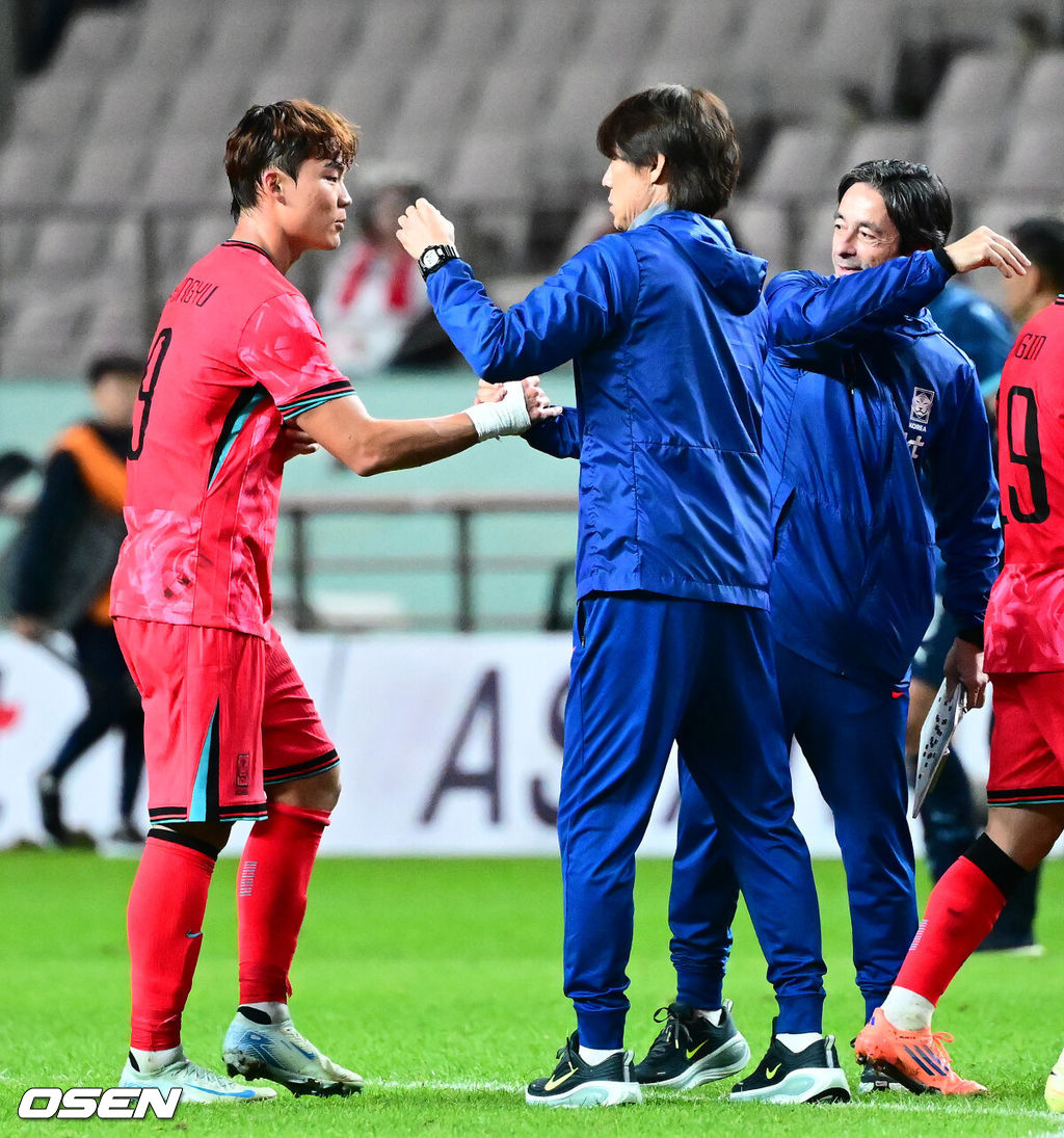 한국 축구가 안방에서 '남미 강호' 파라과이를 물리치며 사상 최초의 2026 국제축구연맹(FIFA) 북중미 월드컵 포트 2 확보에 청신호를 켰다.한국 축구대표팀은 14일 오후 8시 서울월드컵경기장에서 열린 A매치 친선 경기에서 파라과이를 2-0으로 제압했다. 지난 10일 일본 원정에서 2-2로 비기고 온 파라과이는 한국에 덜미를 잡히며 10월 아시아 투어를 1무 1패로 마감하게 됐다.경기를 마치고 한국 홍명보 감독이 오현규와 승리를 기뻐하고 있다. 2025.10.14. /jpnews@osen.co.kr
