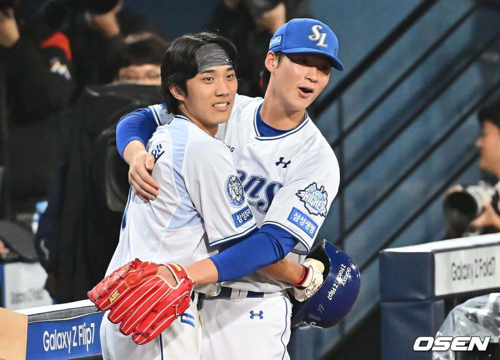 14일 대구 삼성라이온즈파크에서 2025 신한 SOL뱅크 KBO 준플레이오프 삼성 라이온즈와 SSG 랜더스의 4차전 경기가 열렸다. 홈팀 삼성은 후라도가, 방문팀 SSG는 김광현이 선발 투수로 출전했다.삼성 라이온즈 이재현이 8회말 2사 좌월 솔로 홈런을 치고 이호성과 기쁨을 나누고 있다. 2025.10.14 / foto0307@osen.co.kr