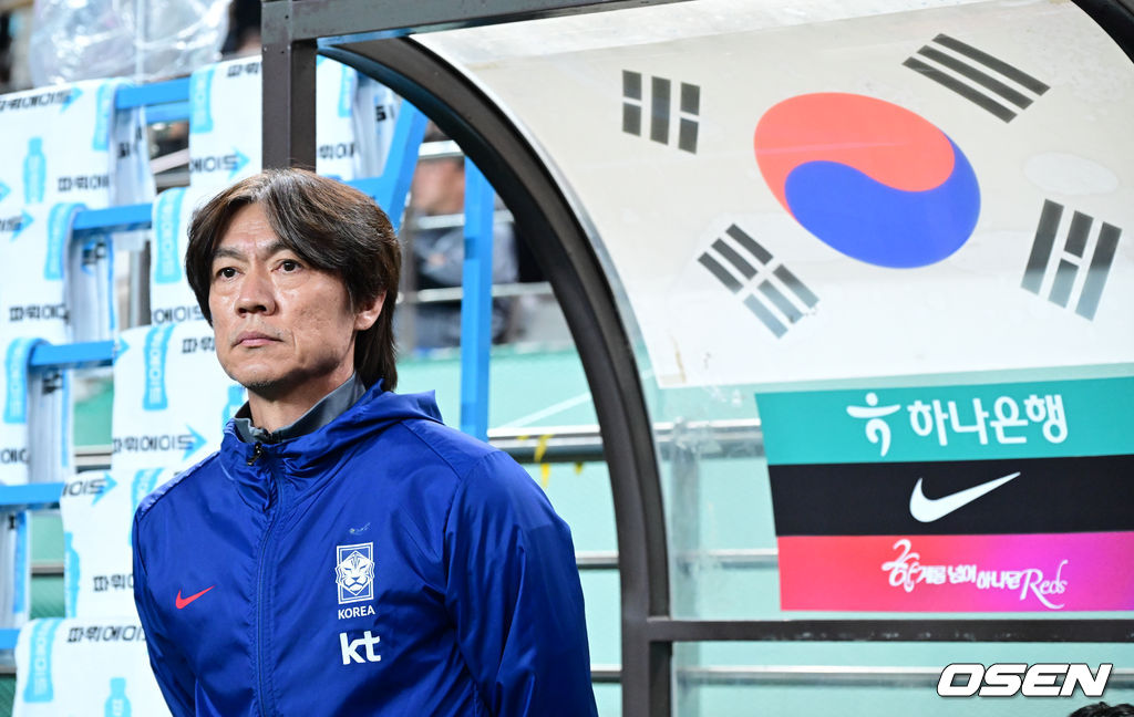 홍명보 감독이 이끄는 대한민국 대표팀과 파라과이의 A매치 평가전이 14일 오후 서울월드컵경기장에서 열렸다.'남미 강호' 파라과이는 지난 10일 일본 원정에서 2-2 무승부를 거두고 온 팀이다. 이번 경기는 홍명보호의 2026 북중미 월드컵 포트 배정을 두고도 중요한 일전이다. 현재 한국은 오스트리아, 호주, 에콰도르와 치열한 포트 2 막차 경쟁을 벌이고 있다.경기 전 대한민국 홍명보 감독이 그라운드를 바라보고 있다. 2025.10.14 /cej@osen.co.kr