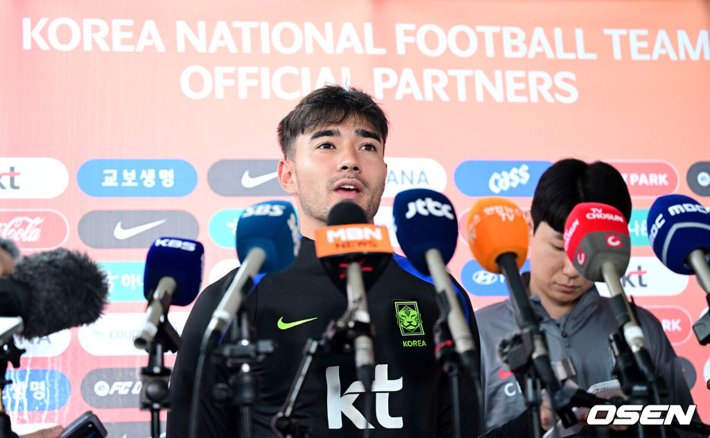 홍명보 감독이 이끄는 대한민국 축구 국가대표팀이 7일 오후 경기도 고양종합운동장 보조경기장에서 오는 10일 브라질과의 평가전을 앞두고 오픈트레이닝을 진행했다.한국 축구대표팀과 브라질은 오는 10일 서울월드컵경기장에서 친선경기를 갖는다.A대표팀 옌스 카스트로프가 취재진과 인터뷰하고 있다. 2025.10.07 / dreamer@osen.co.kr