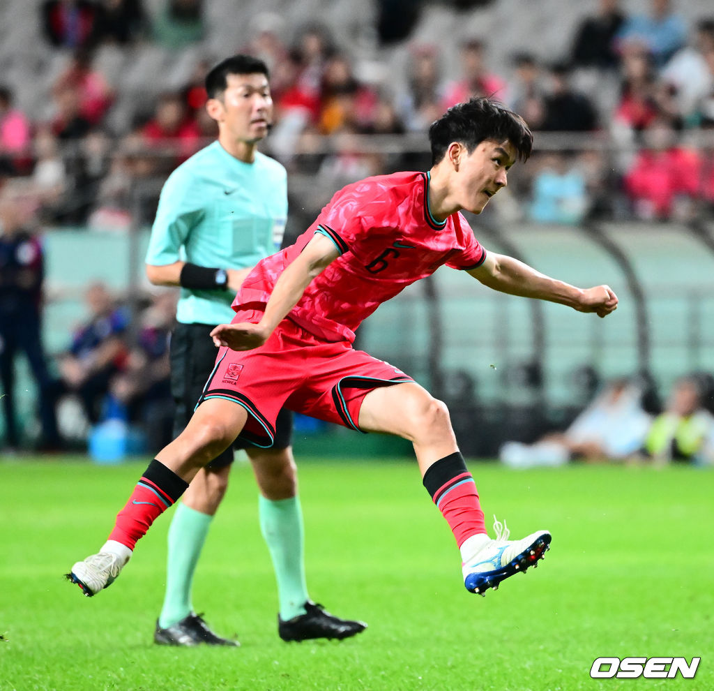 홍명보 감독이 이끄는 대한민국 대표팀과 파라과이의 A매치 평가전이 14일 오후 서울월드컵경기장에서 열렸다.'남미 강호' 파라과이는 지난 10일 일본 원정에서 2-2 무승부를 거두고 온 팀이다. 이번 경기는 홍명보호의 2026 북중미 월드컵 포트 배정을 두고도 중요한 일전이다. 현재 한국은 오스트리아, 호주, 에콰도르와 치열한 포트 2 막차 경쟁을 벌이고 있다.후반 한국 황인범이 슛을 날리고 있다. 2025.10.14. /jpnews@osen.co.kr