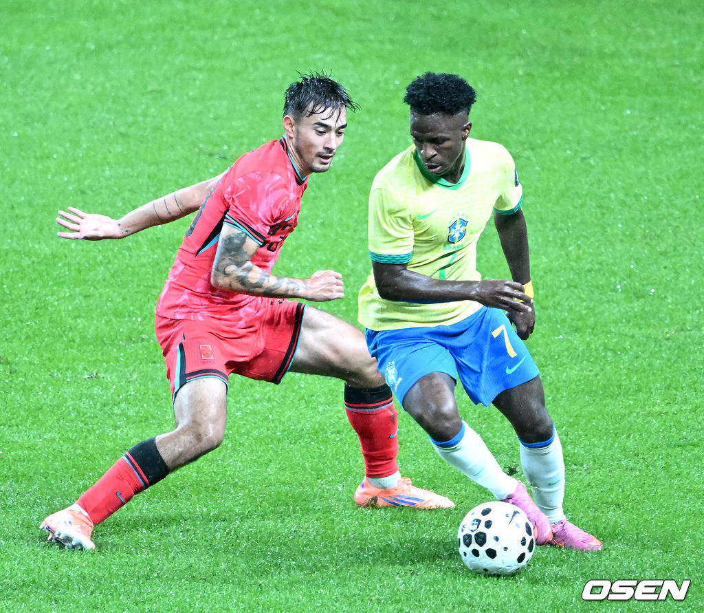 홍명보 감독이 이끄는 대한민국 대표팀은 10일 오후 서울월드컵경기장에서 '세계 최강' 브라질과 A매치 평가전을 가졌다.한국이 브라질을 상대로 마지막으로 웃은 건 1999년 3월 28일이었다. 당시 잠실에서 열린 친선경기에서 김도훈의 결승골로 1-0 승리를 거뒀다. 다만, 그 승리가 마지막이었다. 한국은 브라질을 상대로 1승 1무 8패에 그쳤다. 브라질과의 이번 경기는 단순한 친선전이 아닌, 2026 북중미 월드컵을 향한 본격적인 시험대다. 후반 한국 옌스가 수비를 하고 있다. 2025.10.10 /sunday@osen.co.kr