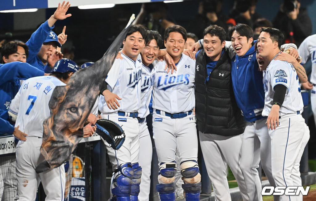 14일 대구 삼성라이온즈파크에서 2025 신한 SOL뱅크 KBO 준플레이오프 삼성 라이온즈와 SSG 랜더스의 4차전 경기가 열렸다. 홈팀 삼성은 후라도가, 방문팀 SSG는 김광현이 선발 투수로 출전했다.삼성 라이온즈 이재현이 8회말 2사 좌월 솔로 홈런을 치고 동료들과 기쁨을 나누고 있다. 2025.10.14 / foto0307@osen.co.kr