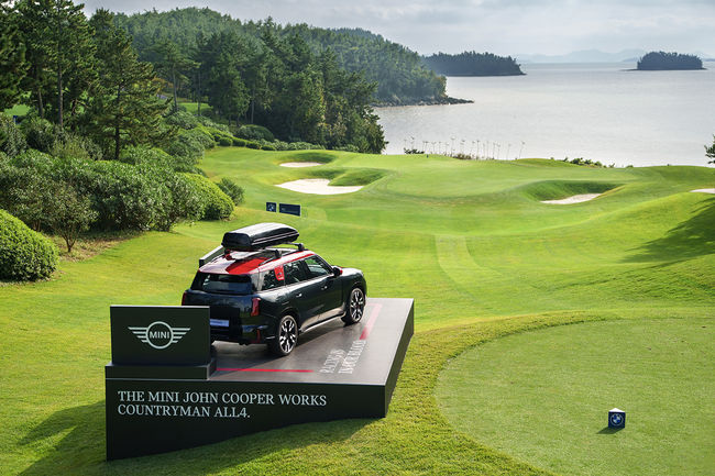 8번홀에 전시된 뉴 MINI JCW 컨트리맨.