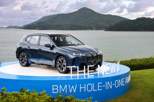 BMW 레이디스 챔피언십 2025에서 15번홀에 전시된 iX.