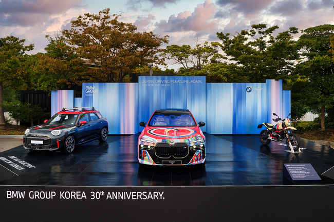 BMW 레이디스 챔피언십 2025 갤러리 플라자에 전시된 i7 BMW 코리아 30주년 기념 스페셜 에디션.