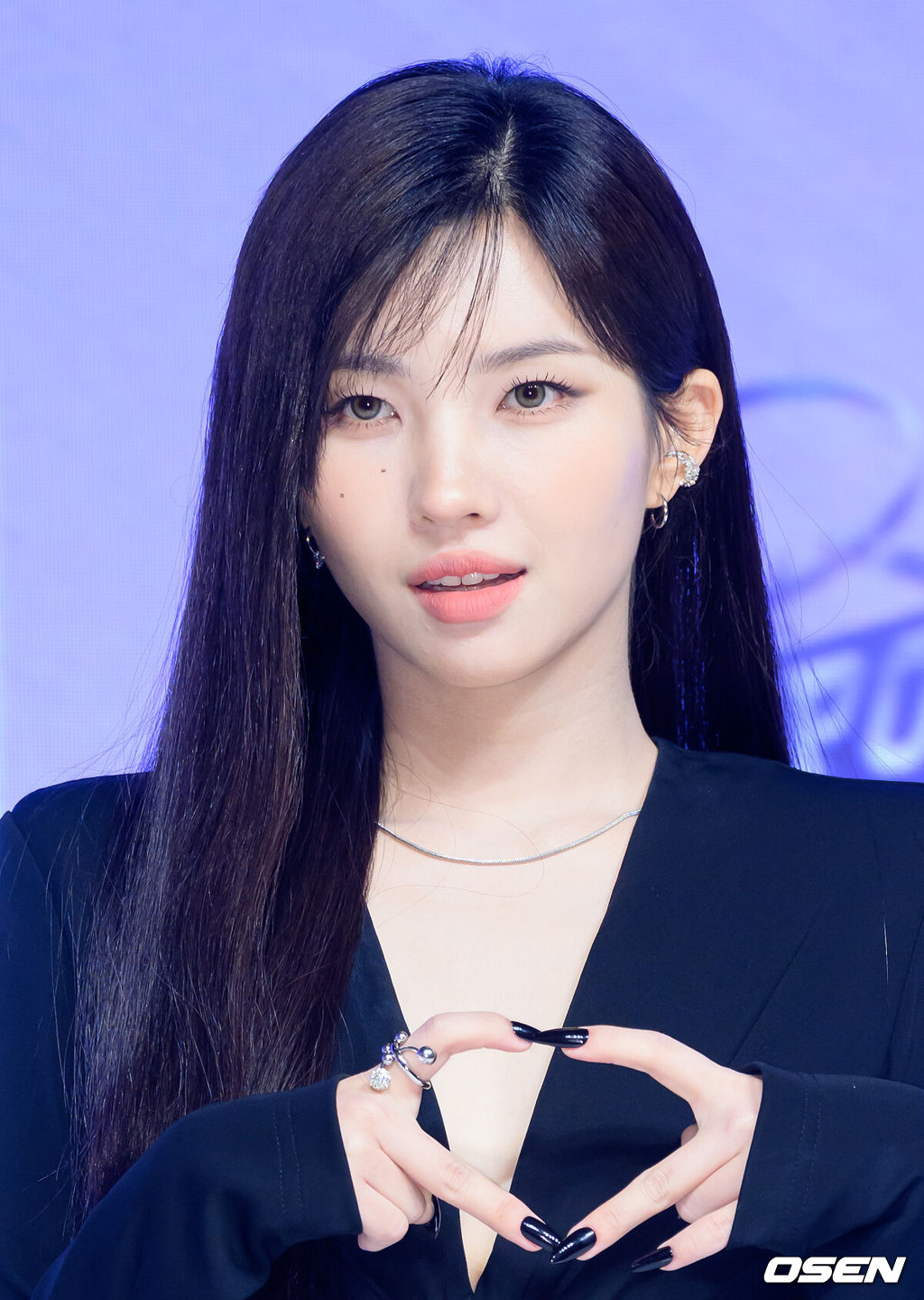 15일 서울 강남구 엘리에나 호텔에서 Mnet 새 프로그램 ‘언프리티 랩스타 : 힙팝 프린세스’ 제작발표회가 열렸다.‘힙팝 프린세스’는 한국과 일본 참가자들이 직접 음악, 안무, 스타일링, 영상 제작에 참여하며 자신만의 색깔을 만들어가는 글로벌 힙합 걸그룹 탄생 프로젝트다.Mnet·U-NEXT 한일 합작 프로젝트 ‘힙팝 프린세스’는 오는 10월 16일(목) 오후 9시 50분 첫 방송된다.그룹 아이들 소연이 포토타임을 가지고 있다. 2025.10.15 /sunday@osen.co.kr