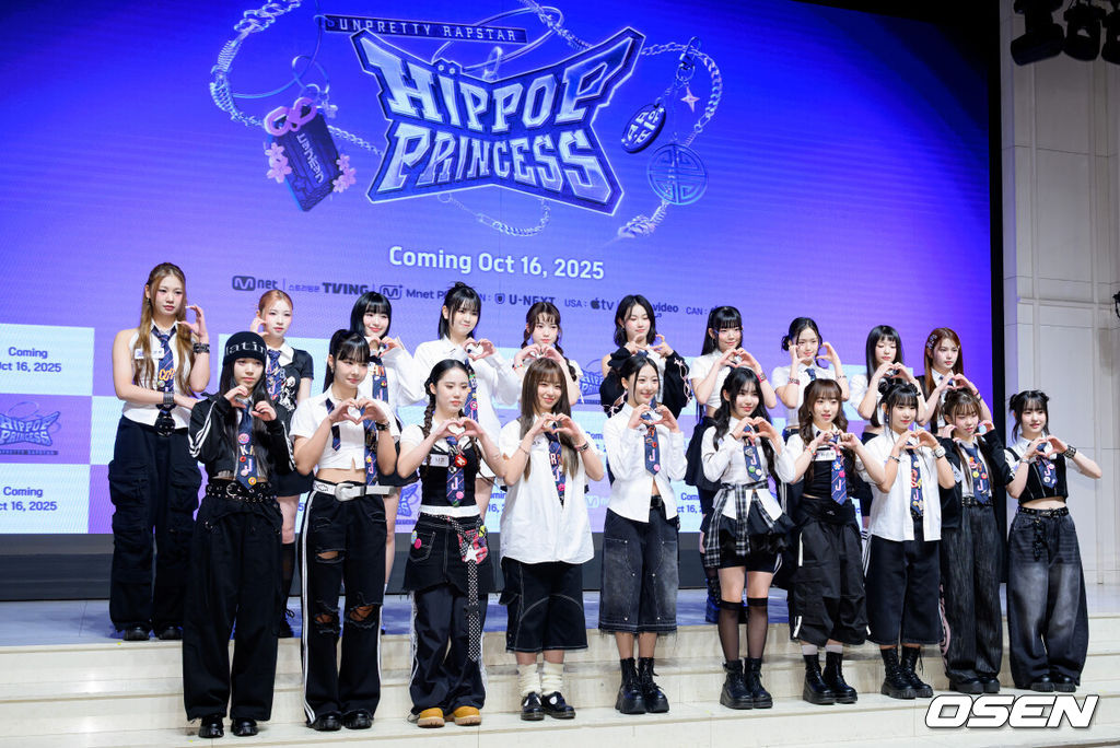 15일 서울 강남구 엘리에나 호텔에서 Mnet 새 프로그램 ‘언프리티 랩스타 : 힙팝 프린세스’ 제작발표회가 열렸다.‘힙팝 프린세스’는 한국과 일본 참가자들이 직접 음악, 안무, 스타일링, 영상 제작에 참여하며 자신만의 색깔을 만들어가는 글로벌 힙합 걸그룹 탄생 프로젝트다.Mnet·U-NEXT 한일 합작 프로젝트 ‘힙팝 프린세스’는 오는 10월 16일(목) 오후 9시 50분 첫 방송된다.일본인 참가자 20인이 포토타임을 가지고 있다. 2025.10.15 /sunday@osen.co.kr