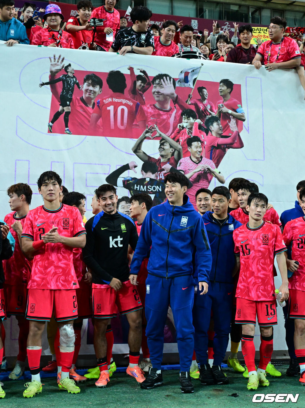 한국 축구가 안방에서 '남미 강호' 파라과이를 물리치며 사상 최초의 2026 국제축구연맹(FIFA) 북중미 월드컵 포트 2 확보에 청신호를 켰다.한국 축구대표팀은 14일 오후 8시 서울월드컵경기장에서 열린 A매치 친선 경기에서 파라과이를 2-0으로 제압했다. 지난 10일 일본 원정에서 2-2로 비기고 온 파라과이는 한국에 덜미를 잡히며 10월 아시아 투어를 1무 1패로 마감하게 됐다.대한민국 대표팀이 손흥민의 7번 등번호 현수막 앞에서 승리 기념 촬영을 하고 있다. 2025.10.14 /cej@osen.co.kr