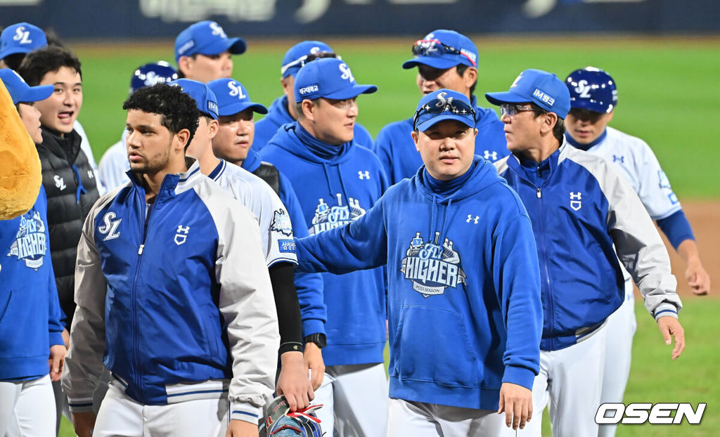 삼성 라이온즈가 14일 대구 삼성라이온즈파크에서 열린 2025 신한 SOL뱅크 KBO 준플레이오프 4차전 경기에서 SSG 랜더스를 꺾고 플레이오프에 진출했다. 삼성은 후라도의 7이닝 무실점 호투와 디아즈의 극적인 쐐기 2점 홈런을 앞세워 SSG에 5-2로 승리했다.삼성 라이온즈 박진만 감독이 팬들에게 플레이오프 진출 인사를 하고 경기장을 나서고 있다. 2025.10.14 / foto0307@osen.co.kr