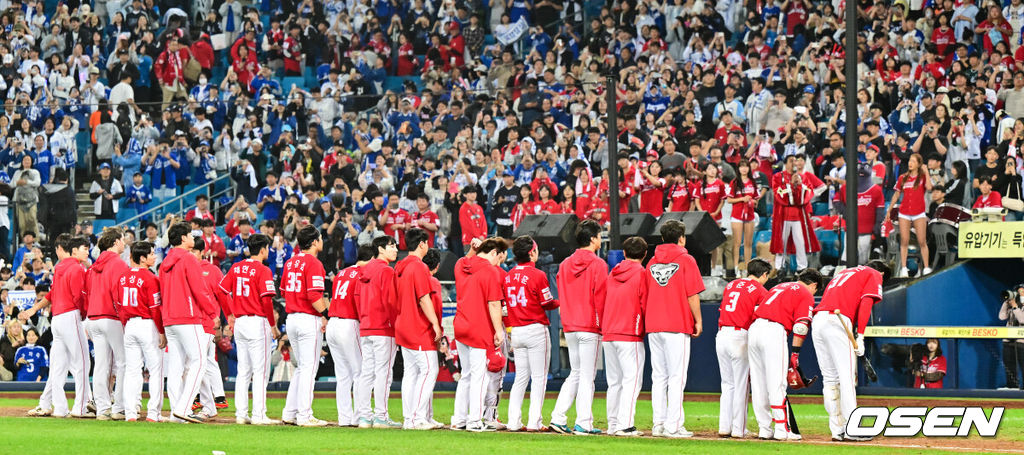 프로야구 삼성 라이온즈가 약속의 8회를 연출했다. 외국인 타자 르윈 디아즈와 이재현의 백투백 홈런을 앞세워 SSG 랜더스를 꺾고 플레이오프 진출에 성공했다. 삼성은 14일 대구삼성라이온즈파크에서 열린 SSG와의 준플레이오프 4차전에서 8회 디아즈와 이재현의 백투백 홈런에 힘입어 5-2로 승리했다. 이로써 시리즈 전적 3승 1패로 플레이오프 진출 티켓을 거머 쥐었다. 플레이오프 좌절된 SSG 선수들이 팬들에게 인사를 하고 있다. 2025.10.14 / soul1014@osen.co.kr