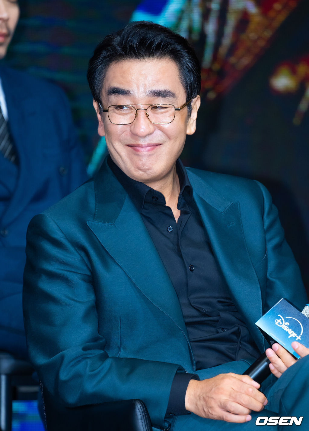 디즈니+ 오리지널 '파인: 촌뜨기들' 제작발표회가 8일 서울 콘래드 서울 호텔에서 열렸다.류승룡, 양세종, 임수정을 비롯한 믿고 보는 배우들이 총출동한 '파인: 촌뜨기들(극본 강윤성 안승환, 연출 강윤성, 약칭 파인)'은 1977년, 바다 속에 묻힌 보물선을 차지하기 위해 몰려든 근면성실 생계형 촌뜨기들의 속고 속이는 이야기를 그린 드라마다.배우 류승룡이 포즈를 취하고 있다. 2025.07.08 / rumi@osen.co.kr