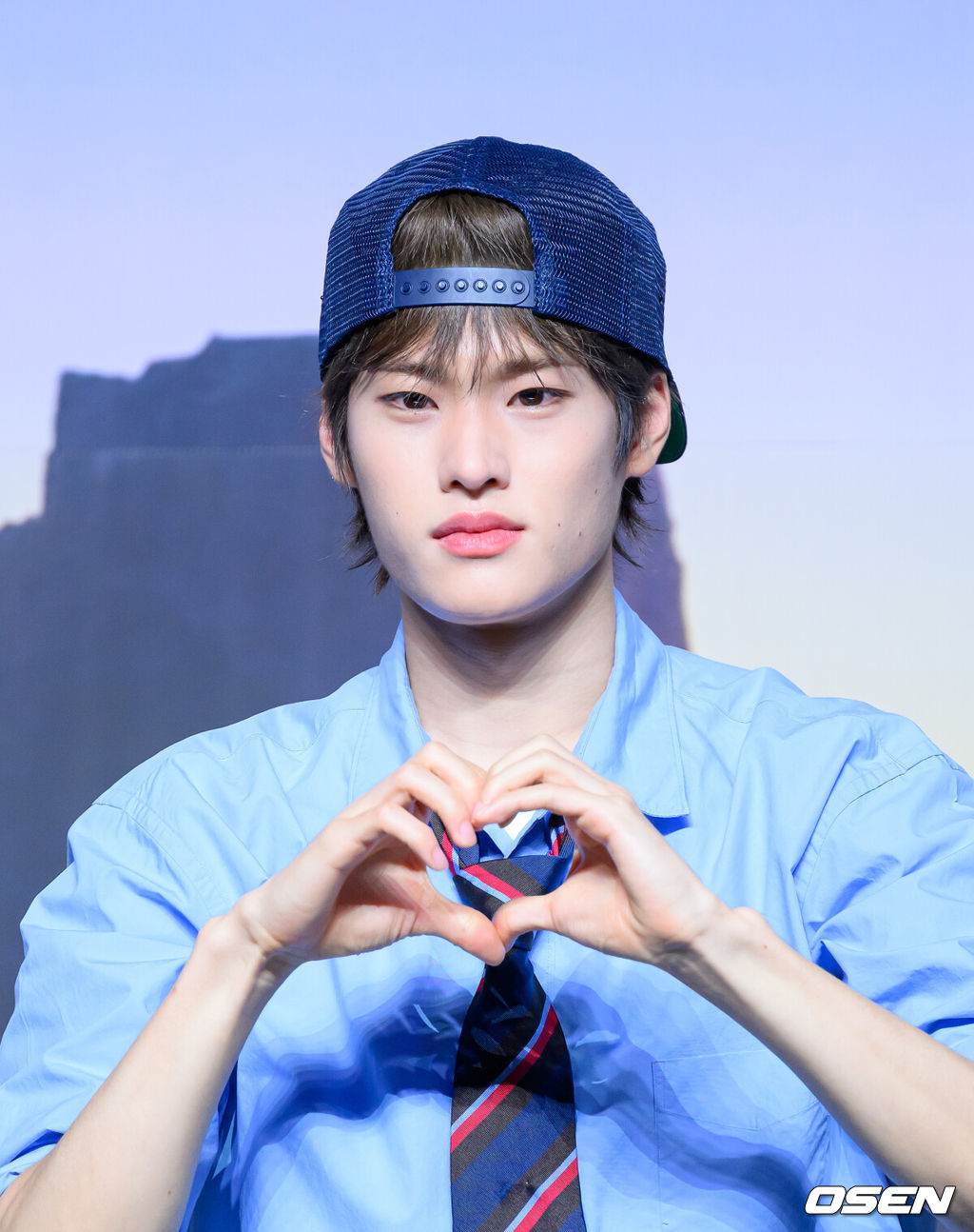 19일 서울 용산구 블루스퀘어 SOL트래블홀에서 그룹 라이즈 정규 1집 ‘ODYSSEY’ 미디어 쇼케이스가 열렸다.라이즈의 정체성을 확고히 하는 이번 앨범은 독자적 장르 ‘이모셔널 팝’을 담은 10개 트랙으로 구성되어 있으며, 19일 오후 6시 각종 음악 사이트에서 음원이 공개된다.라이즈 소희가 포토타임을 가지고 있다. 2025.05.19 /sunday@osen.co.kr